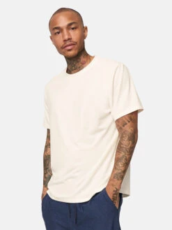 Weekender Shortsleeve -Outdoor Voices Shop 1 hero M301115 LIV WHI Live Oak T Shirt White 026