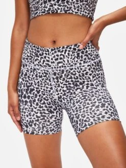 TechSweat™Flex 5" Short 9 TechSweat™Flex 5" Short -Outdoor Voices Shop W701667 TSW SNL Flex Short 522 Snow Leopard 037
